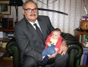 Z wnukiem Maksem, wiosna 2013